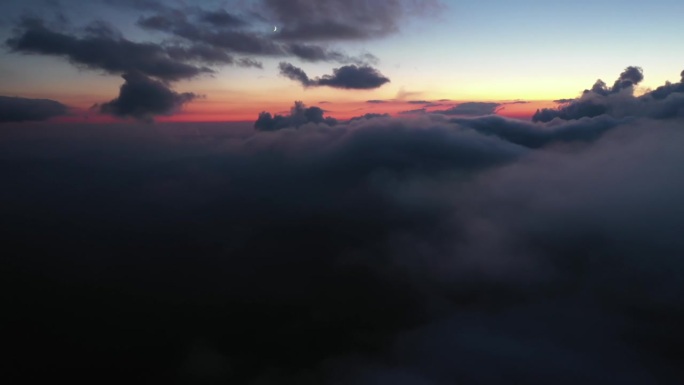 云与日落天空背景在山，背景暗红紫色日落