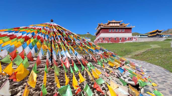 大型佛教宗教经幡随风飘动