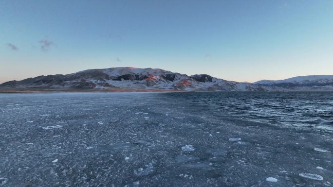 新疆博尔塔拉州博乐市赛里木湖冬季蓝冰景观