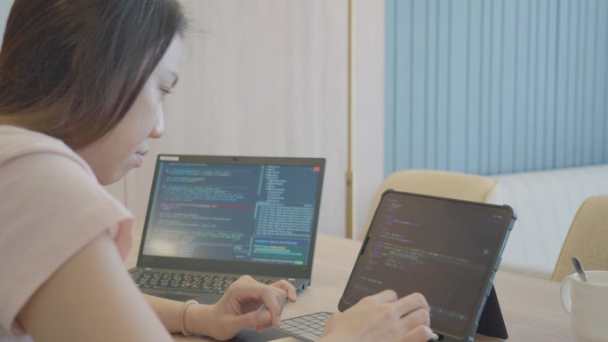 亚洲女性在家用笔记本电脑学习和练习python编程。教育与技术。