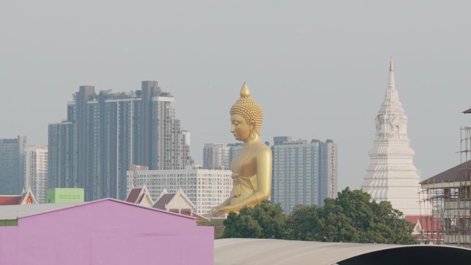 曼谷的大金佛虔诚的信徒信仰