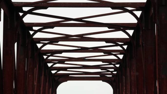 金属桁架桥。一座老铁路桥的梁、支撑及铆接型式图。
