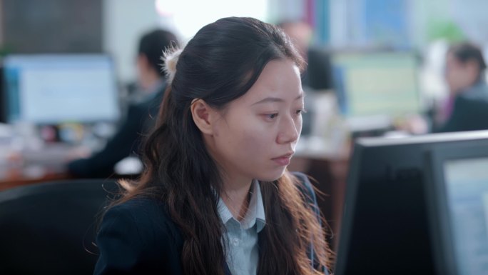 【4K】女子上班操作电脑