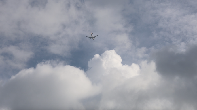 蓝天飞机穿越云层