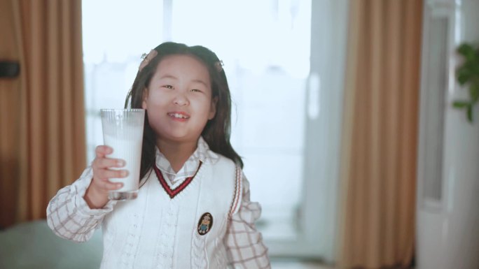 女孩喝牛奶 唯美 学生