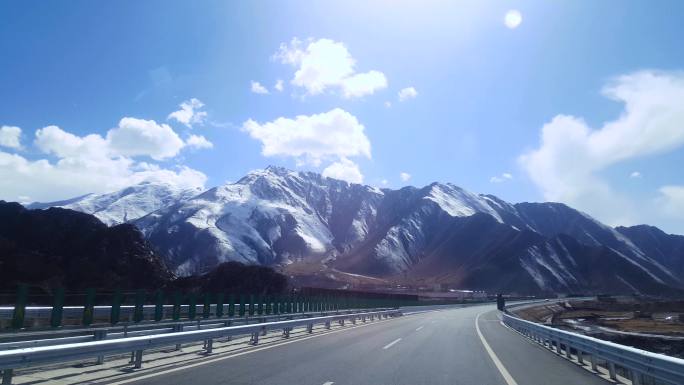 西藏林芝桃花节景观大道沿线风光