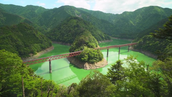 静冈县小井川铁路的鲜绿奥国乡站