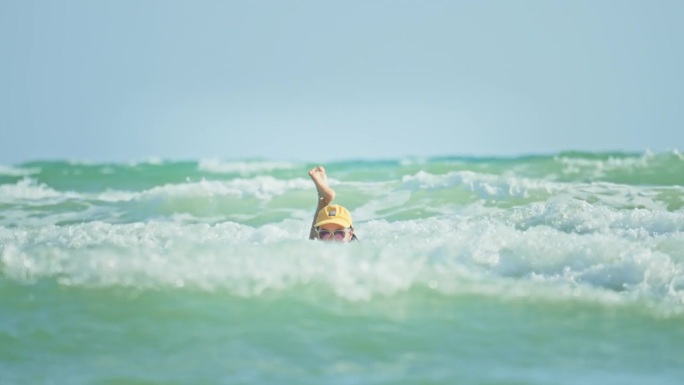 女冲浪者在海面上划桨，慢动作
