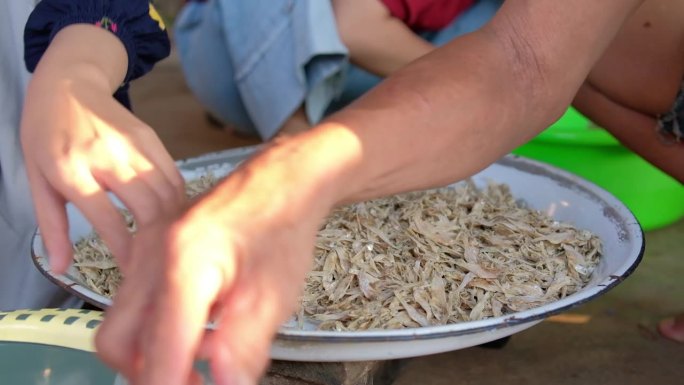 工人们将传统的腌制凤尾鱼打包