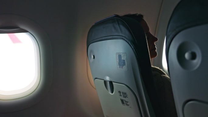女乘客舒适地坐在飞机内部