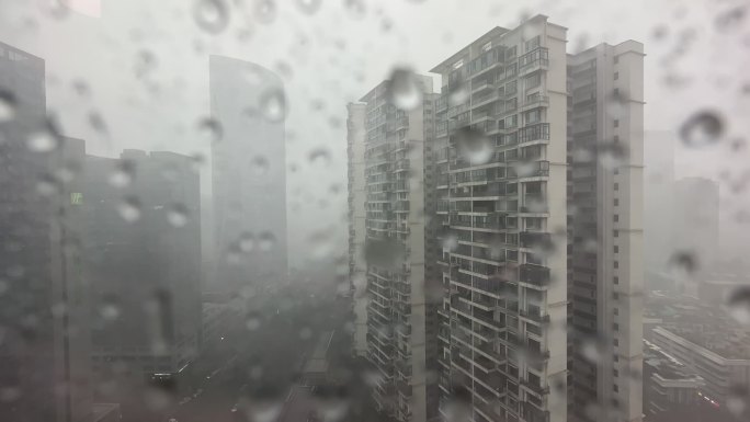 暴雨打在玻璃上