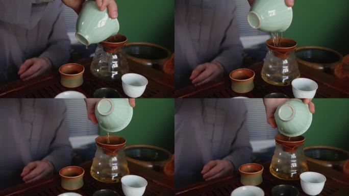 茶道上，师傅将茶水从盖湾倒入公道壶中。