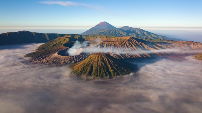 4K超延时鸟瞰图飞向云海之上的Bromo火山，爪哇，印度尼西亚