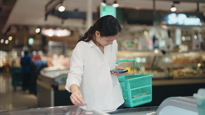 在超市买食物的女人