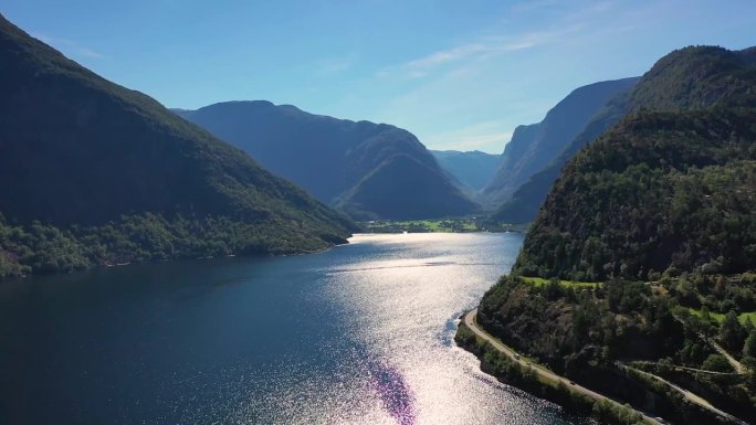 挪威的自然。最美的风景。难忘的旅行。无人机拍摄的雄伟峡湾。鸟瞰图。