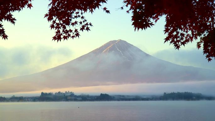 川口湖在清晨的薄雾中，富士山和树木带着秋叶