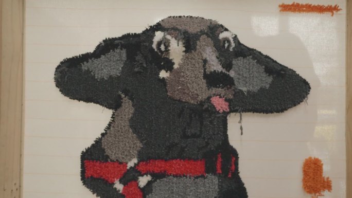 女人用簇绒枪DIY动物图案地毯