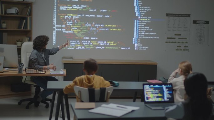 编程女教师讲解投影上的代码