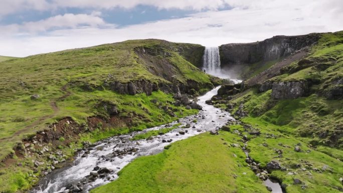 从无人机的角度来看，冰岛的自然和瀑布在夏天