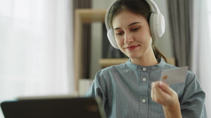 女人在家里投资时喜欢听自己喜欢的音乐。