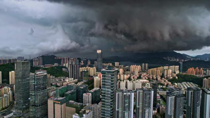 城市乌云翻滚暴风雨来临恶劣天气黑云密布