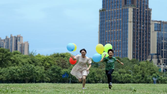 儿童少年 保护未成年人 儿童拿气球跑