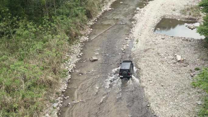 露营溯溪坦克300涉水