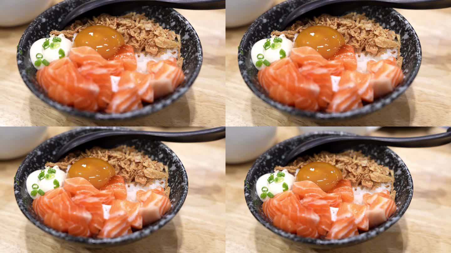 韩式腌蛋鲑鱼饭