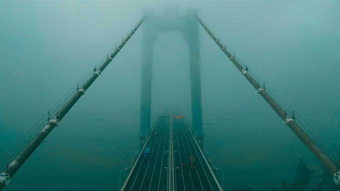 航拍4K云雾包围若隐若现的五峰山大桥