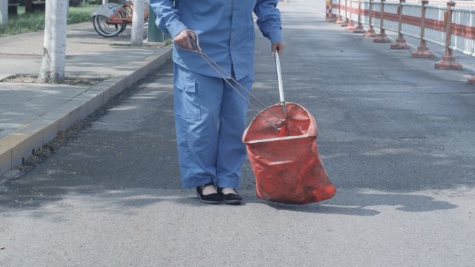 环卫工捡垃圾清扫街道