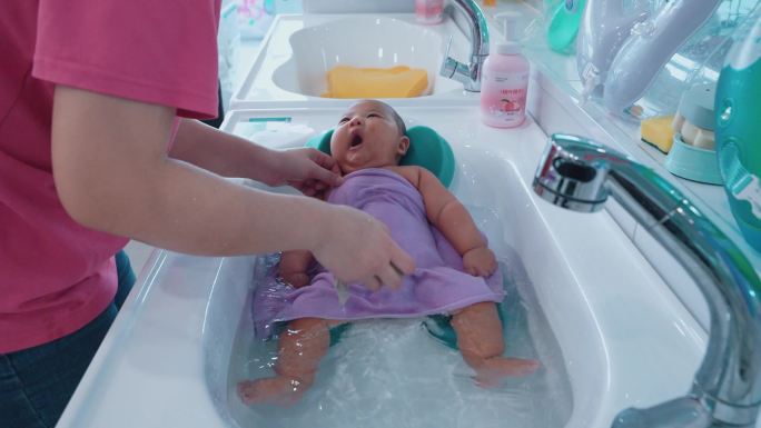 小孩婴儿洗澡