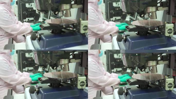 在半导体制造厂工作的技术人员，穿着无菌工作服，拿着硅片