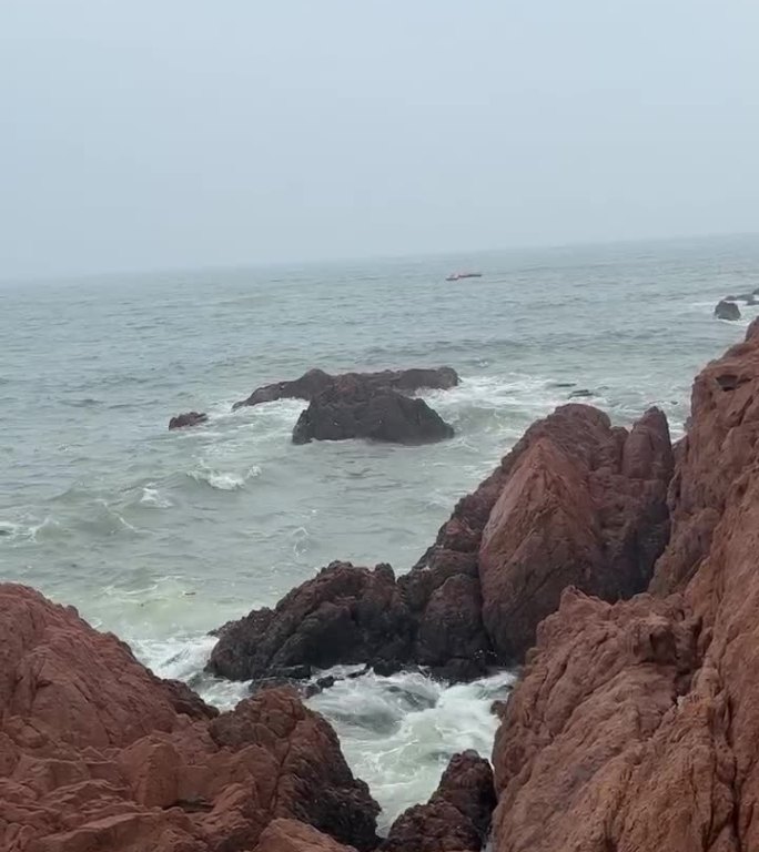 海浪拍打礁石阴天