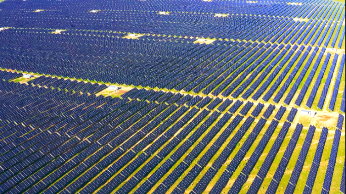 航拍延时草原戈壁甘肃科技太阳能发电