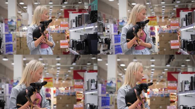 带着玩具狗穿过超市的女人