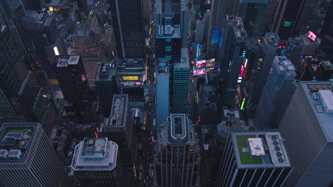 俯瞰纽约曼哈顿中城时代广场鸟瞰图。直升机在纽约商业街区、旅游目的地和娱乐中心上空飞行