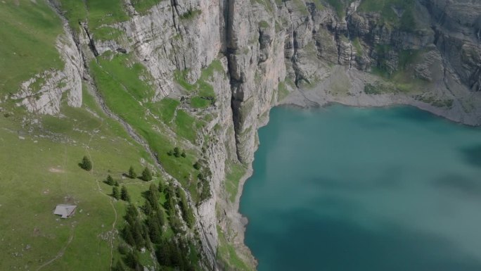 奥斯钦宁高山湖的景色，上面有悬崖和雪峰