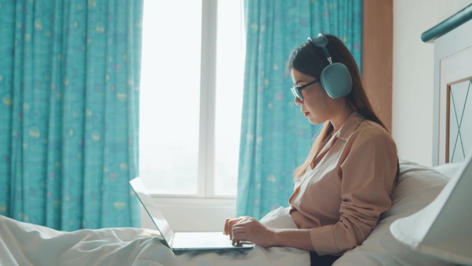 女人在床上听音乐女人在床上听音乐电脑