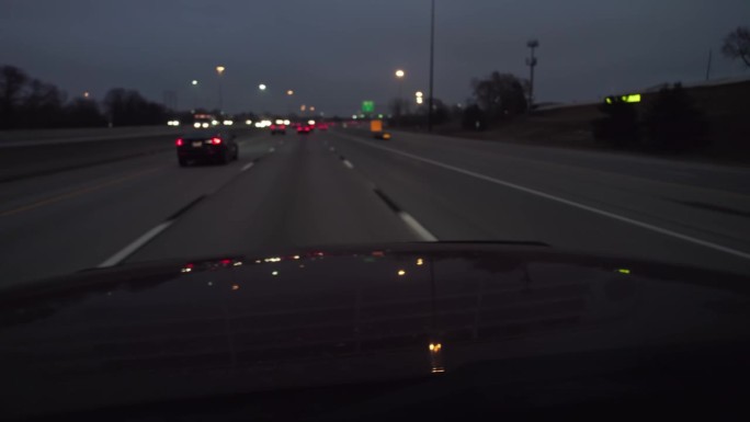 黑色广角视角从汽车引擎盖行驶在高速公路夜间