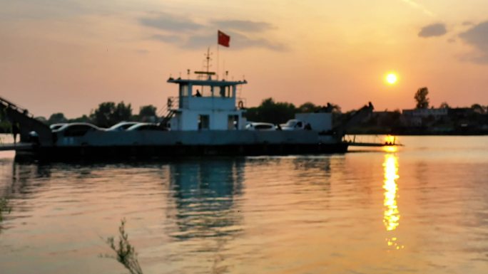 正版4K  渡船在夕阳下的河流航行