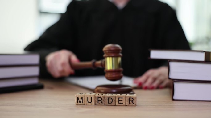 木板上的文字谋杀和法庭上的法官