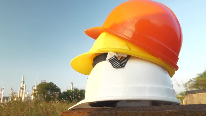 施工现场工人安全帽工具设备用于工程防护头标准。多顶安全帽与复制空间排在一起。工程建设理念