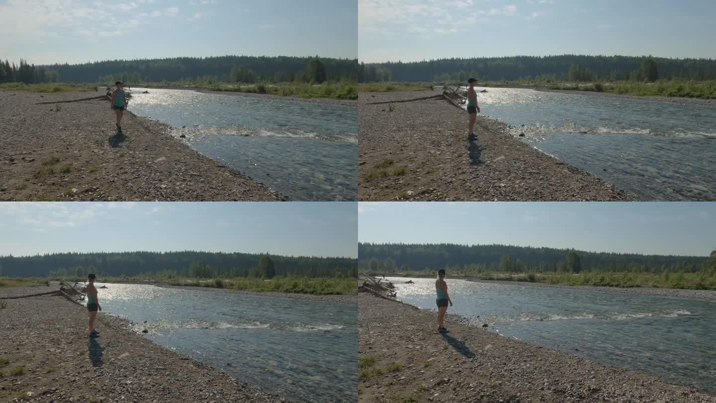 女人在河边和狗玩耍