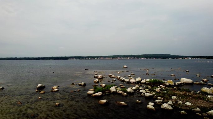 鸟瞰多岩石的海岸线，白色的巨石散落在瑞典海岸的海面上。