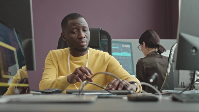 软件工程师在电脑上使用Office办公软件