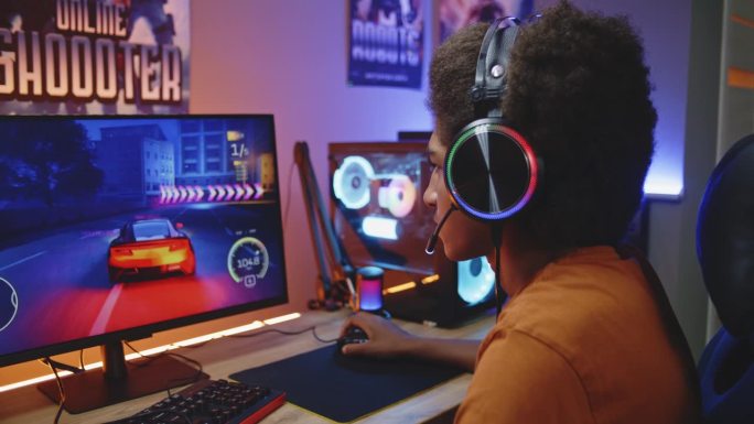 非裔美国青少年玩家玩3D赛车游戏