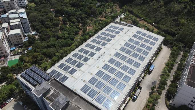 布满太阳能板的工厂房顶