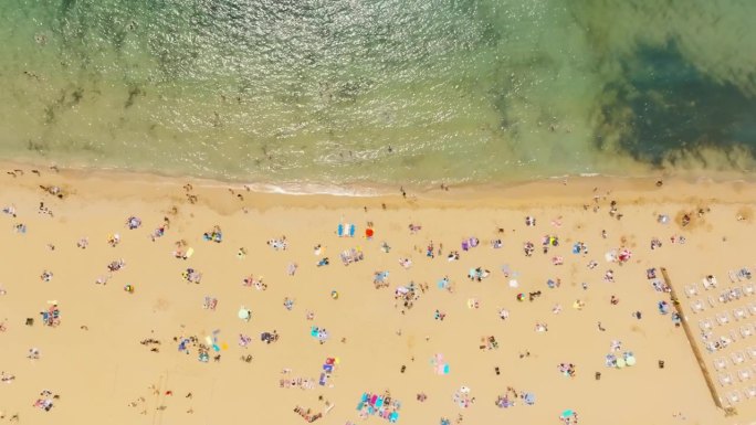 从空中俯瞰著名的马耳他海滩，黄金湾。海滩上的人们。马耳他岛
