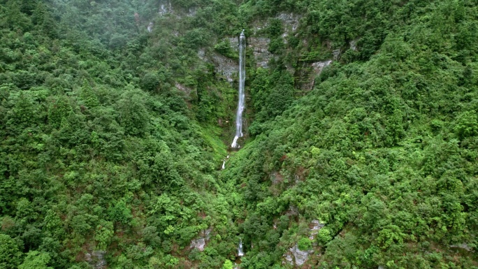 陡寨奇观：乌茫瀑布的飞流直下