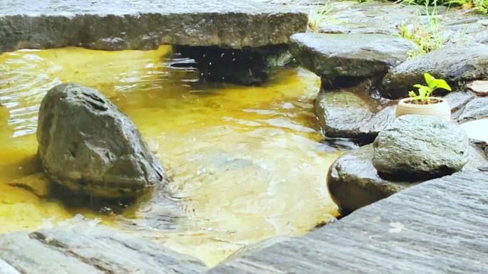 雨季古镇石头水池滴水实拍视频